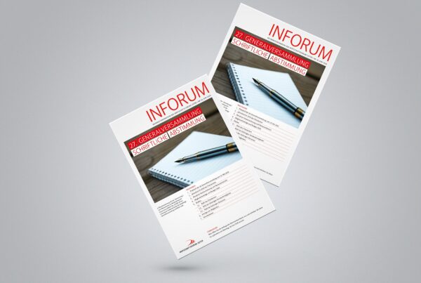 Ein Mockup welches zwei Broschüren des Inforum des Wirtschaftsforum Uster zeigen. Die Broschüren schweben in einem grauen Raum. Die Media-Center Uster AG macht: grafik web druck film und foto.