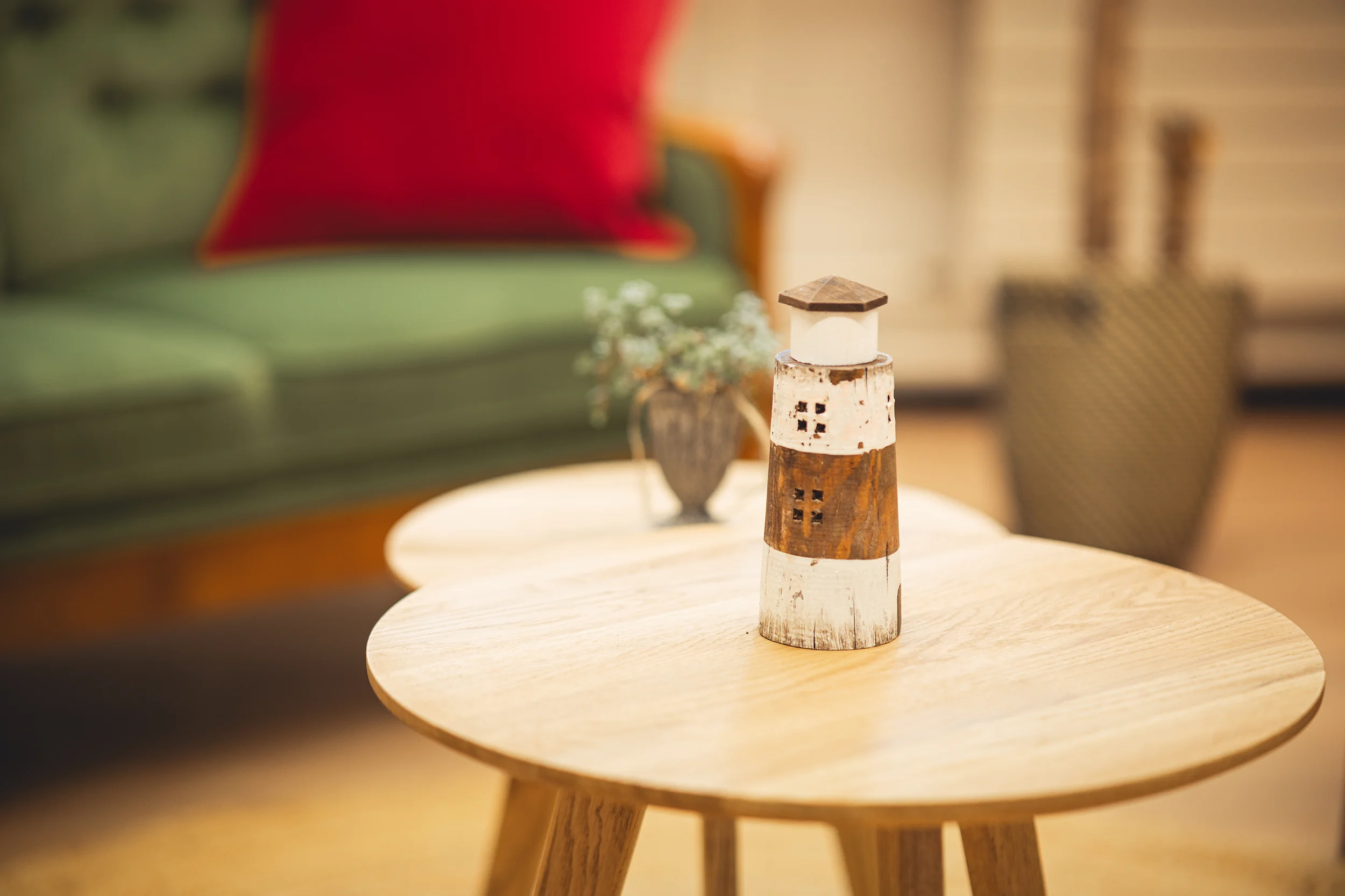Ein Leuchtturm steht auf einem Tisch im psychologischen Beratungsraum in Wetzikon. Der Leuchtturm ist auch im Logo von Vertrauenswelt zu finden.